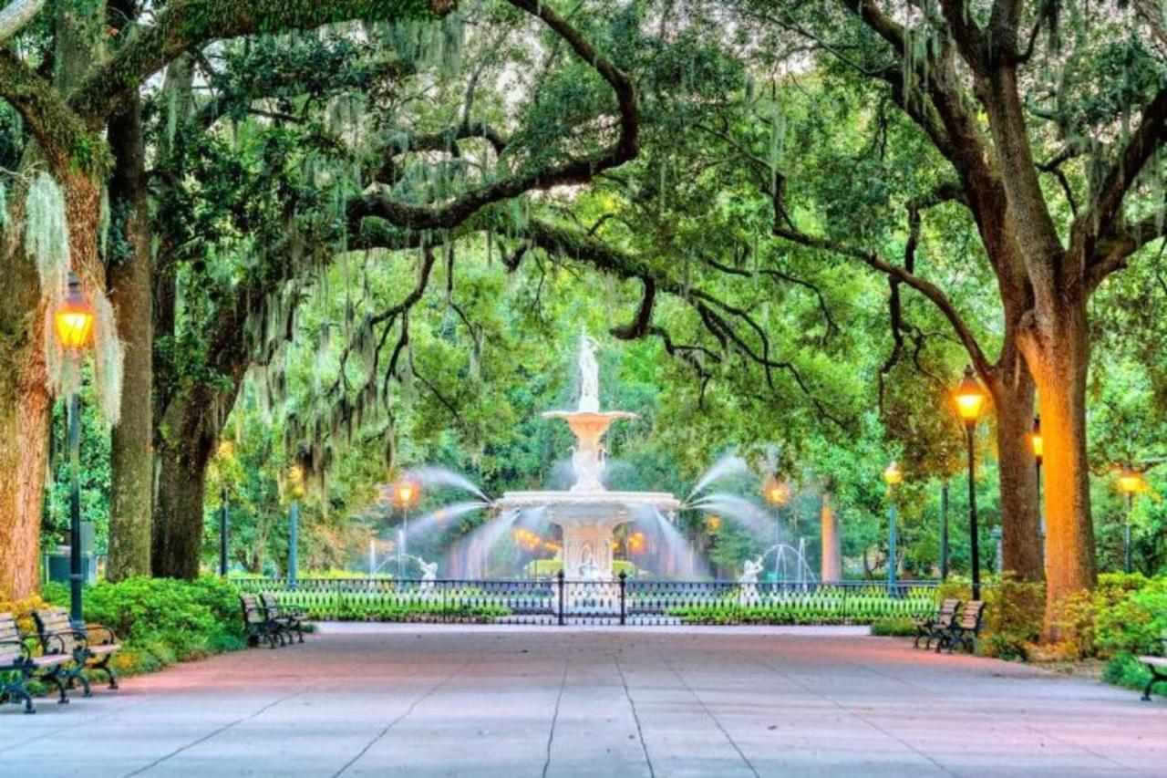 Southern Charmer-Historic District Downtown-Front Porch-Walk Score 90!!-Private Parking-1 Minute To Forsyth Park Savannah Exterior foto